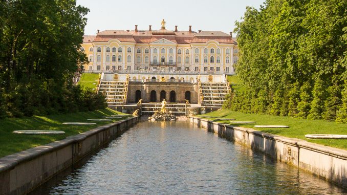 Der Große Palast von Peterhof